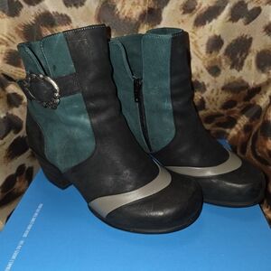 John Fluevog Hopefuls DOVE Rose Buckled Boots - Size 7.5